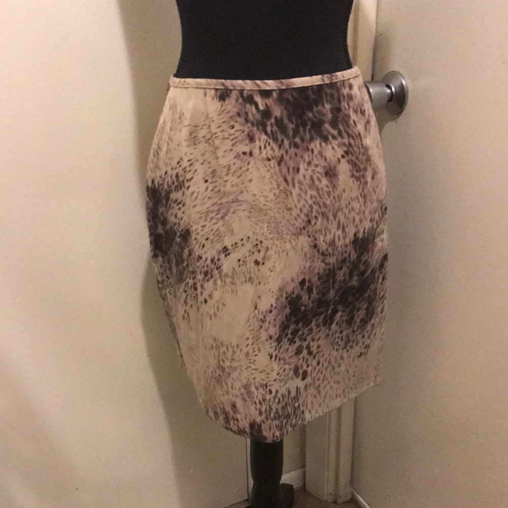 🆕 Ladies Animal Print Medium above the knee skirt with back Zipper. NWOT (A)